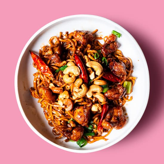 Stir Fry Chicken Kung Pao Noodle with Cashew Nuts 宮保鸡面和腰果炒面